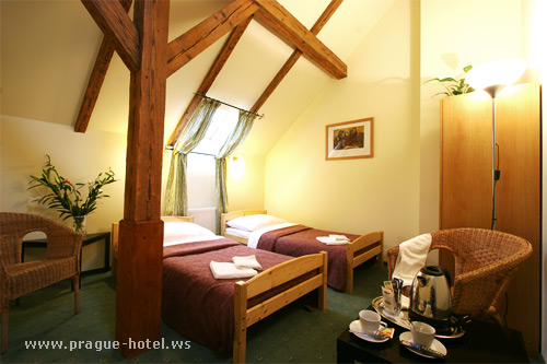 Fotografia dvojlozkovej izby s oddelenymi postelami.
